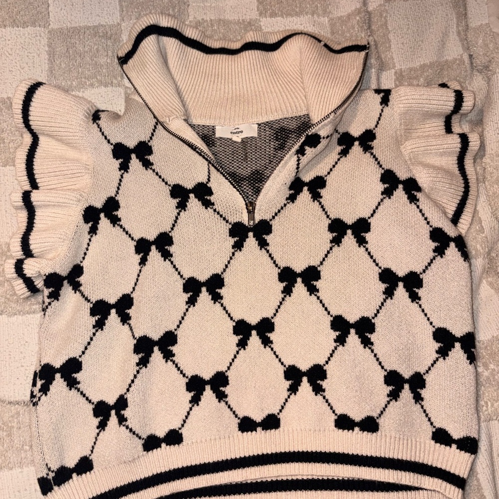 entro Cream and Black Bow-Print Ruffle-Sleeve Half-Zip Sweater